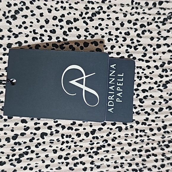 Adrianna  Papell, NWT women's blouse.  Size medium.  Cream with black geometric. - Picture 8 of 12